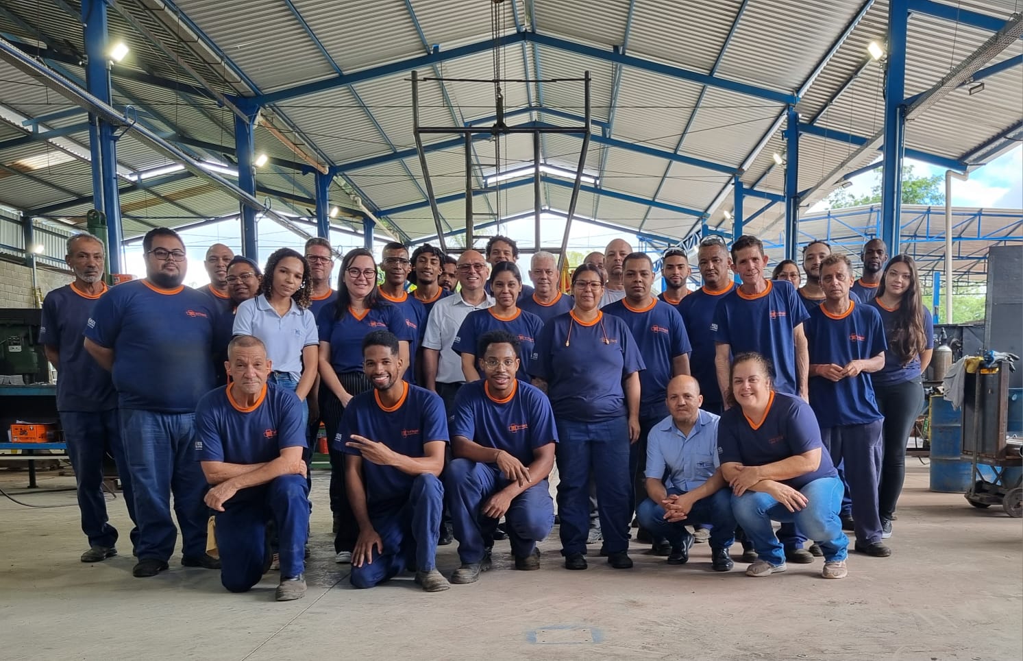 Homem trabalhando na fábrica